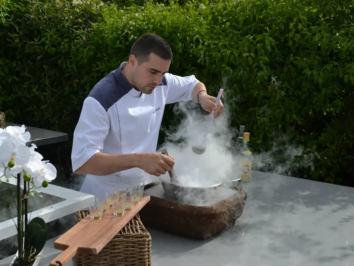 Chef réalisant un show culinaire à l'azote lors d'un événement