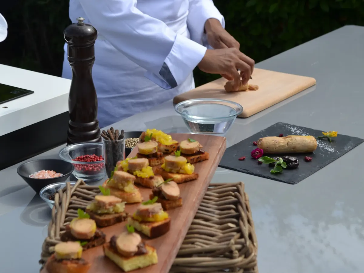 Bouchées de foie gras préparées en direct par un chef lors d'un show culinaire
