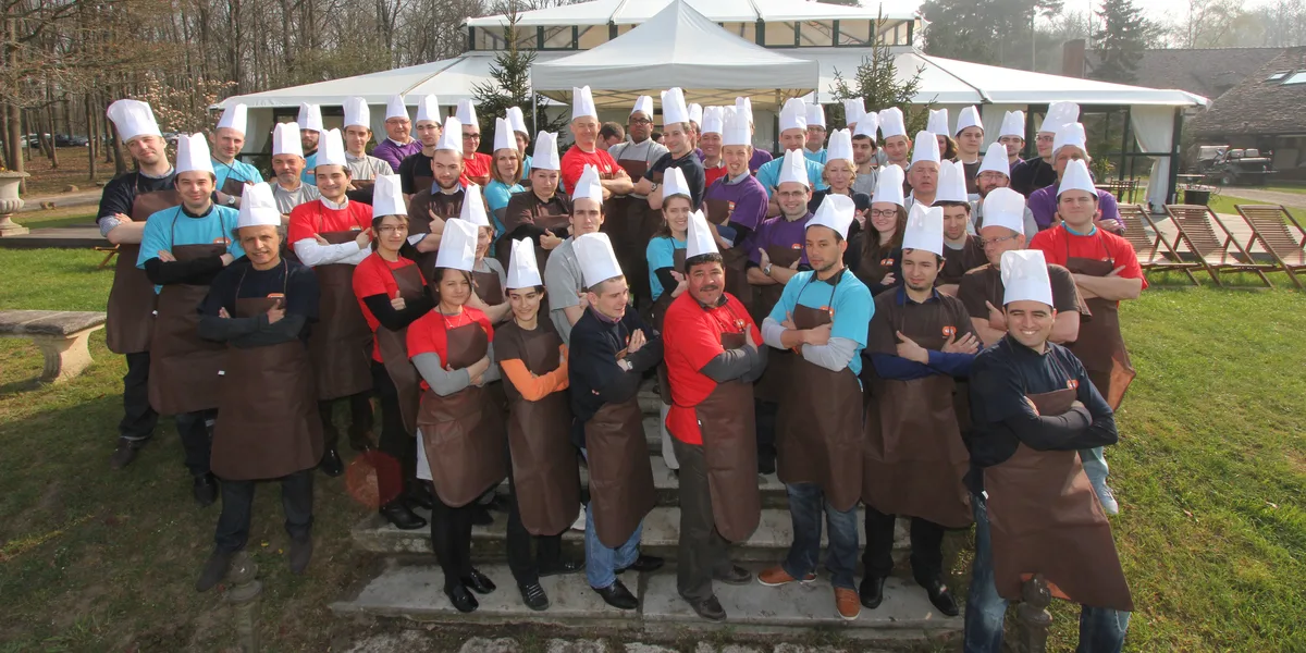 Une cinquantaine de participants en toque et tablier réunis pour un team building culinaire Animation Chef