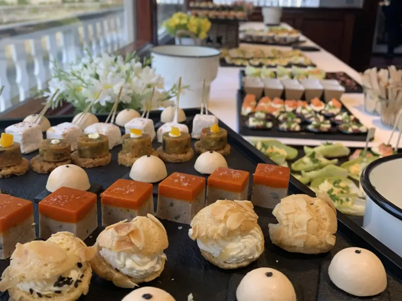 Buffet avec les bouchées des participants et les bouchées complémentaires