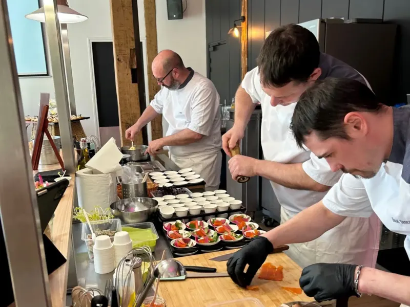 Chef animateur préparant des bouchées apéritives devant les visiteurs