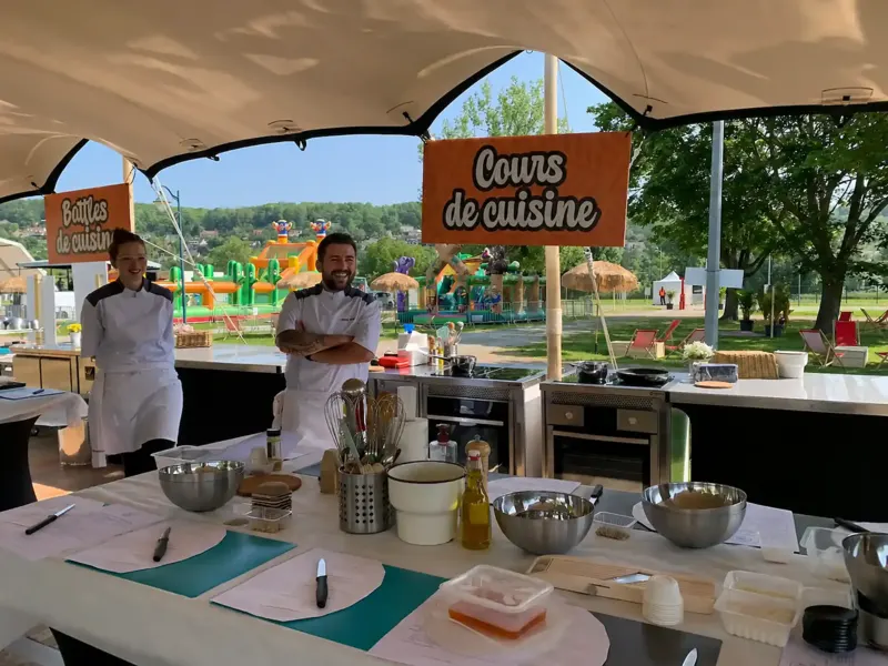 Chefs Animation Chef sous le chapiteau des cours et battles de cuisine lors d'un événement de ville grand public
