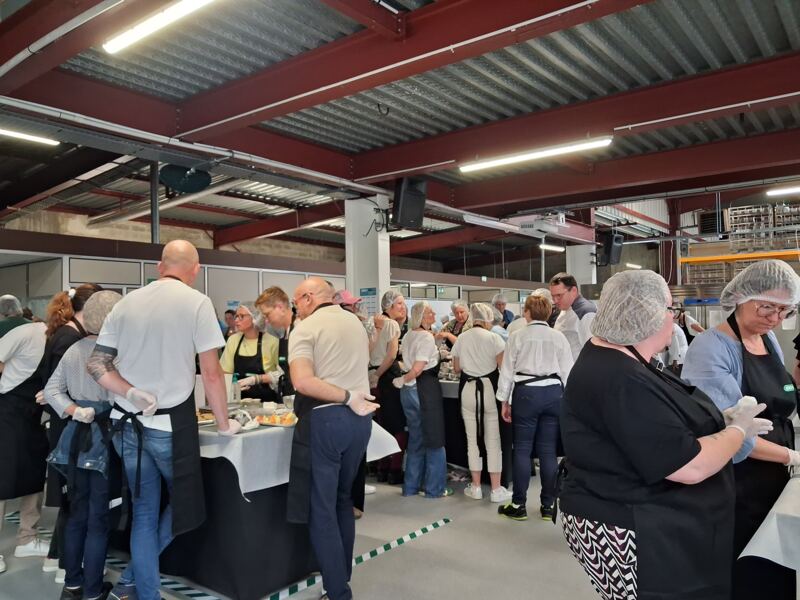 Collaborateurs Bio-Rad en charlotte et tablier au lancement du Cooking Battle sucré dans les locaux de l'entreprise