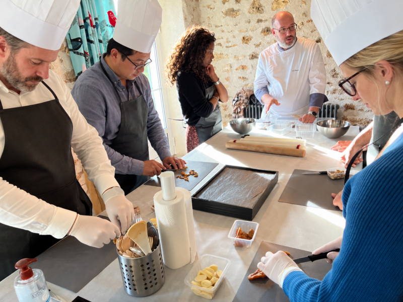 Collaborateurs participant à un team building culinaire chocolat à Paris