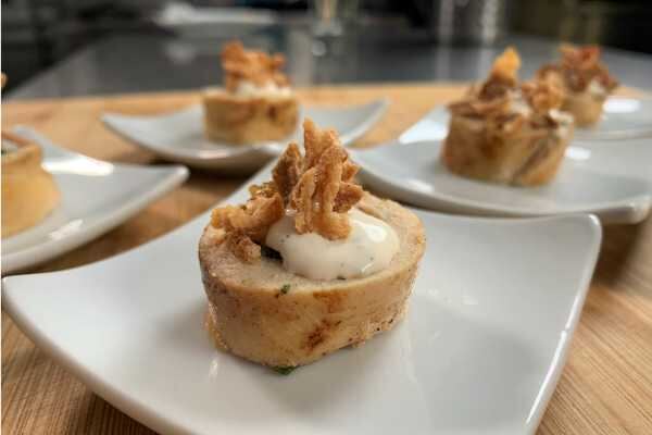 Bouchées de ballotine de volaille aux herbes, crème citronnée et confit d'oignons