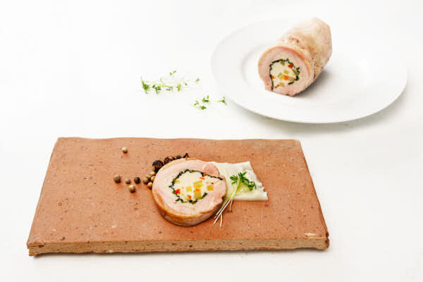Ballotine de volaille au Comté et au jambon, taillée en rondelles