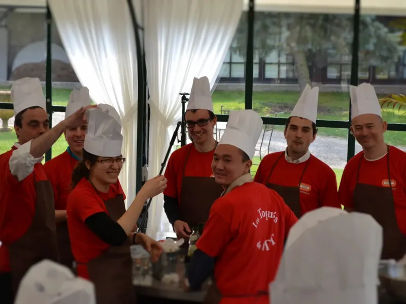 Équipe de collaborateurs pendant un Cooking Battle 6 pièces