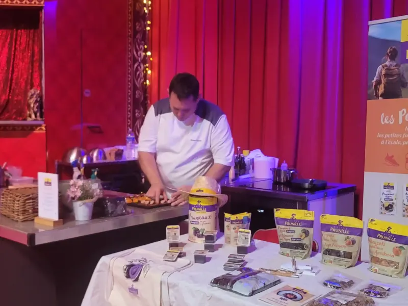 Animation culinaire sur stand avec les produits Maître Prunille