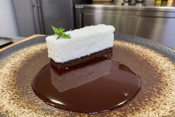 Nuage coco pané de coco râpée sur sablé de chocolat noir, sauce chocolat