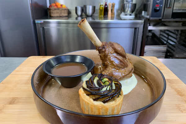 Souris d'agneau laquée, crème d'ail et tian de légumes en feuilleté
