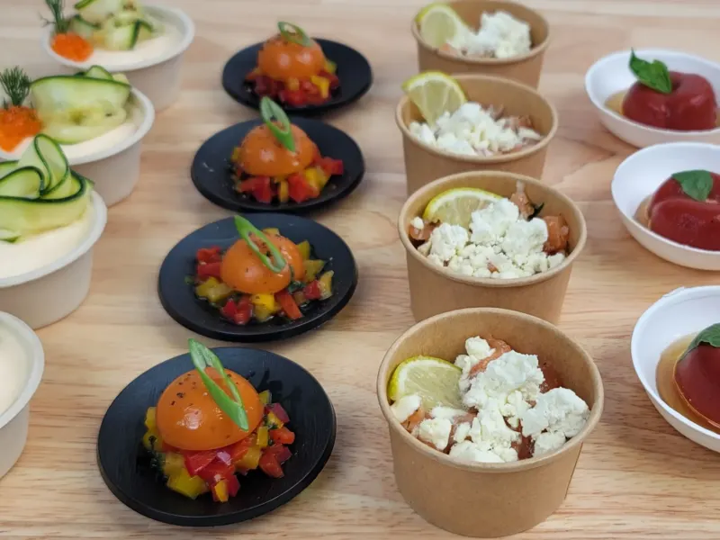 Buffet de bouchées apéritives et verrines colorées dressées