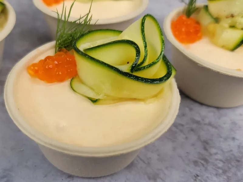 Verrine de mousse de truite, rose de courgette et œufs de truite