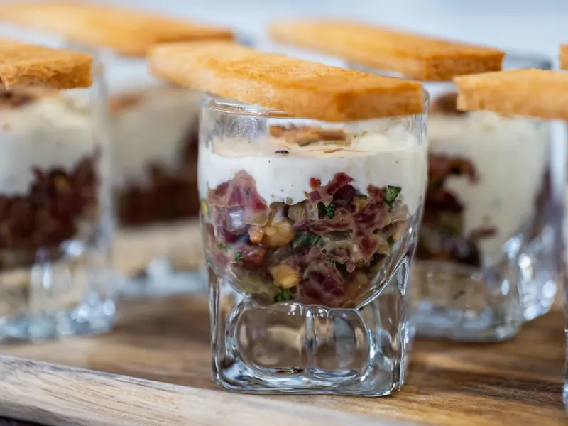 Verrines de tartare de bœuf, crème et mouillettes toastées