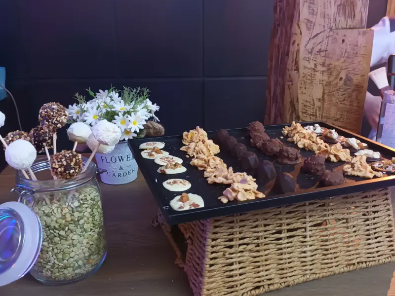 Buffet de chocolats maison et cake pops sur plateau ardoise