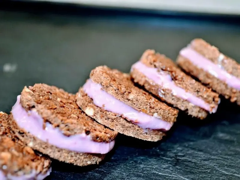 Bouchées croustillantes au chocolat fourrées à la crème framboise