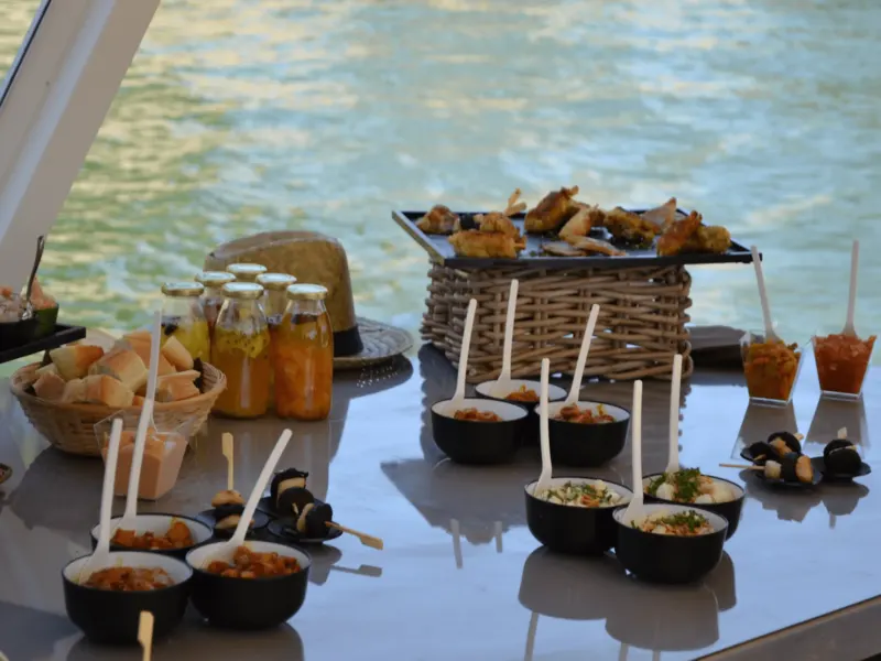 Buffet de dégustation en verrines face à l'eau