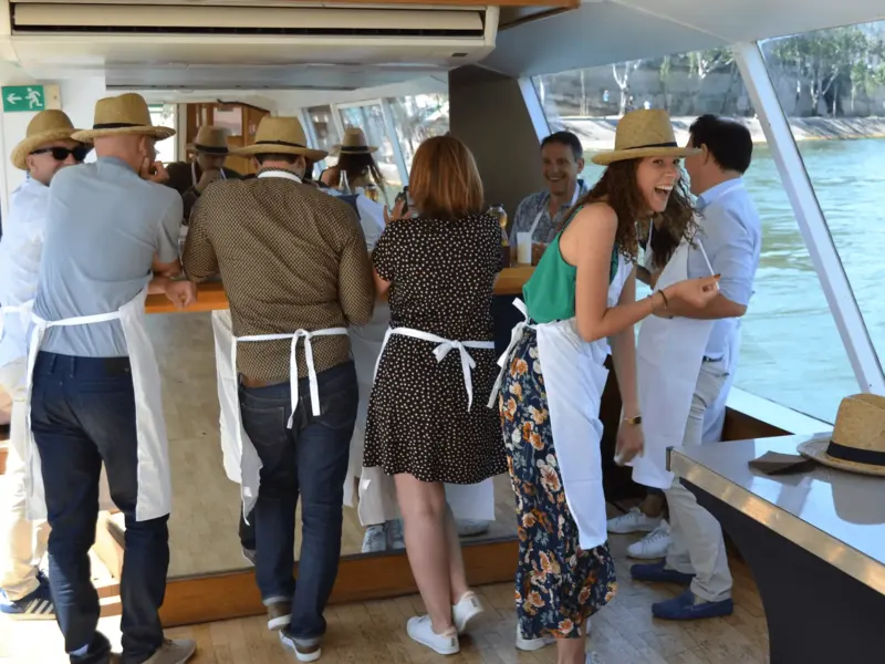 Équipe en tabliers autour du bar, croisière sur la Seine