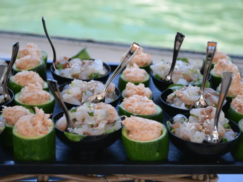 Courgettes garnies et verrines de tartare de poisson au sésame