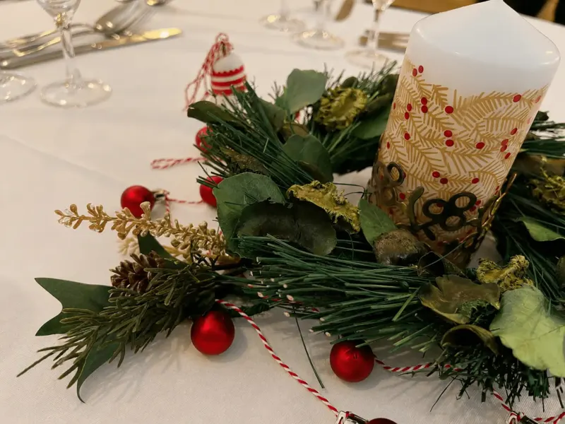 Équipe souriante en toque dressant des assiettes d'entrées colorées