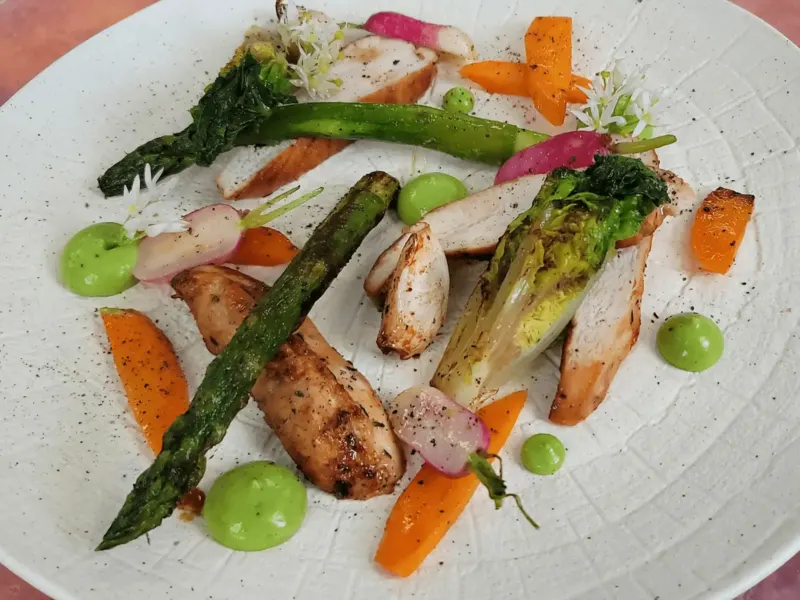 Suprême de volaille au chèvre sur risotto de sarrasin, sauce herbes