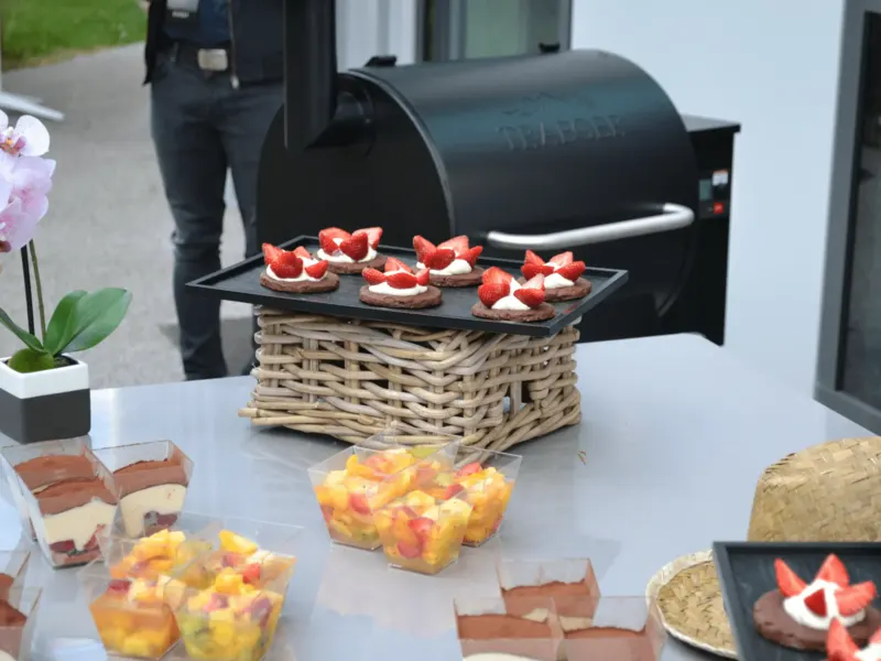 Barbecue fumoir noir et buffet garni de gambas et papillotes