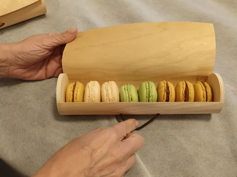 Assortiment de macarons dans un coffret en bois à emporter
