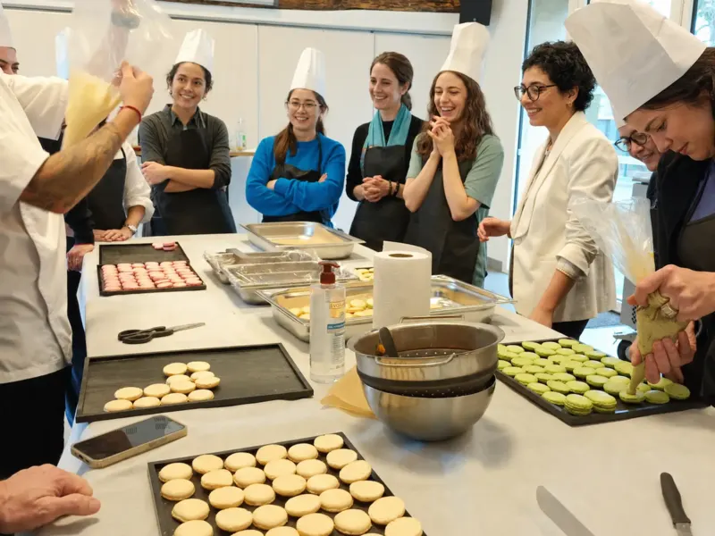 Garnissage des coques de macarons vertes à la poche