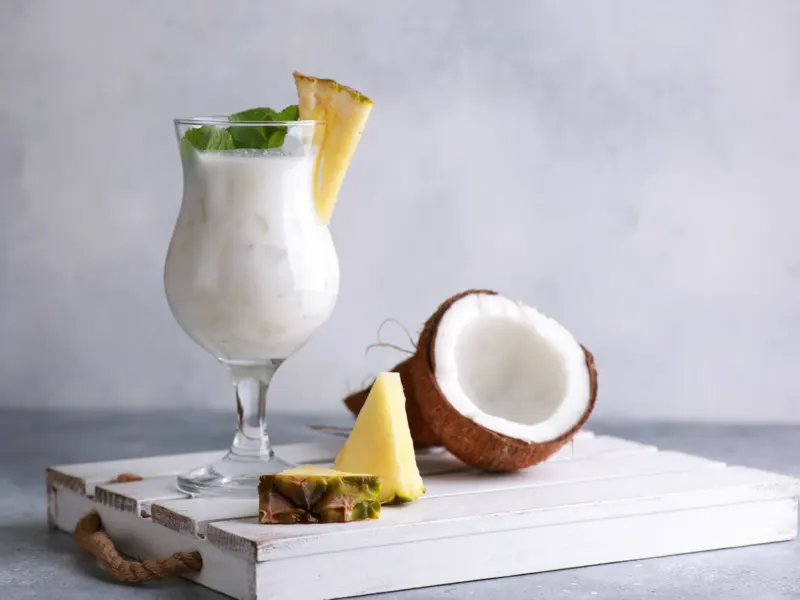 Cocktail piña colada crémeux avec ananas et noix de coco