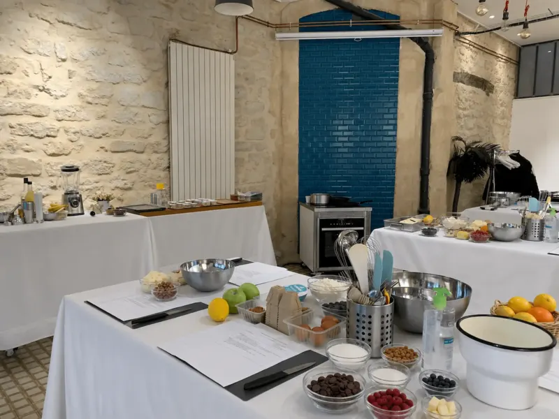 Table d'atelier garnie de fruits, chocolat et ingrédients de pâtisserie