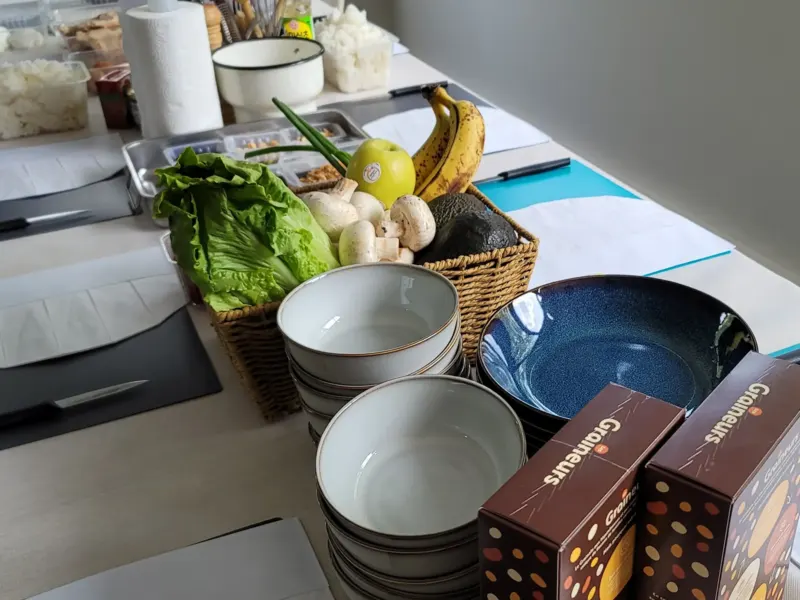 Panier de légumes et bols près des ingrédients de l'atelier