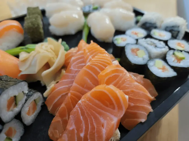 Plateau de sashimis de saumon, makis et gingembre mariné