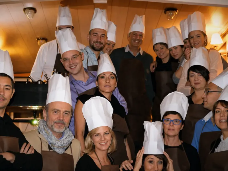 Grande équipe souriante en toques et tabliers de cuisinier