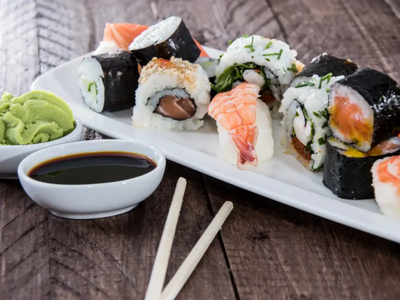 Assortiment de sushis, makis et crevette avec sauce soja