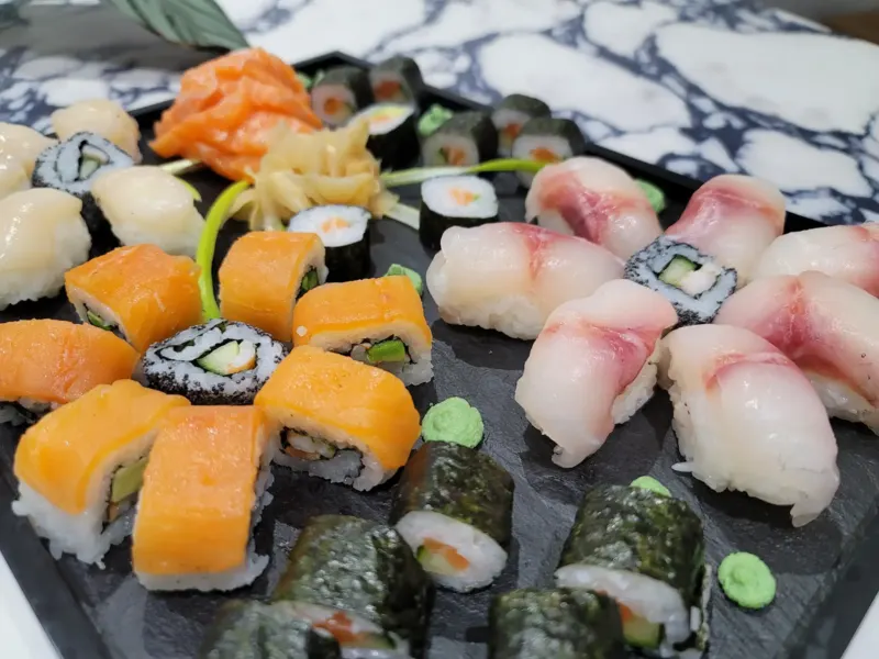 Plateau garni de makis, nigiris et california roll variés