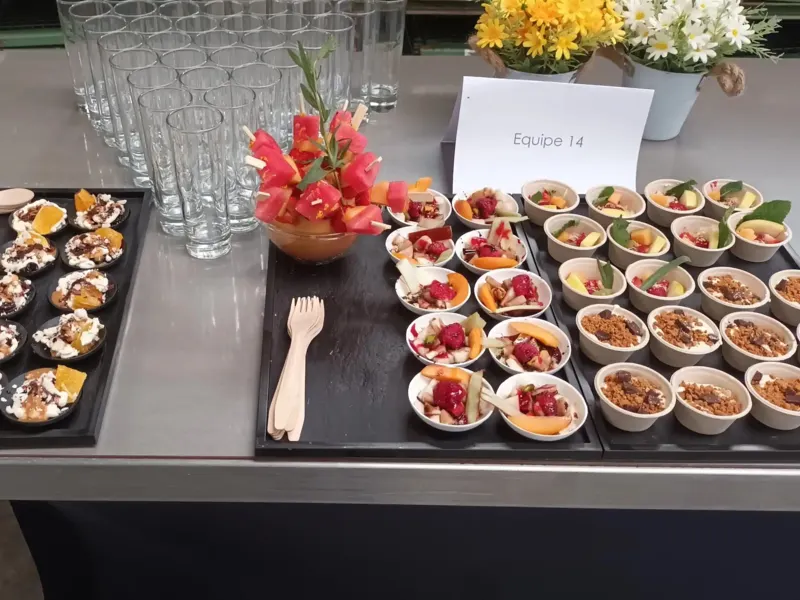 Buffet de verrines fruitées et desserts, pancarte Équipe 14