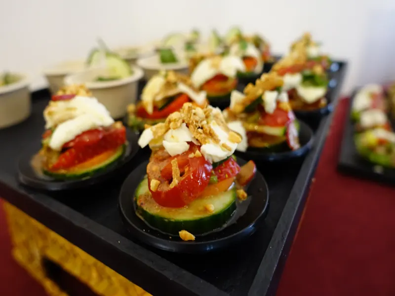 Bouchées de concombre, tomate et mozzarella sur cuillères noires