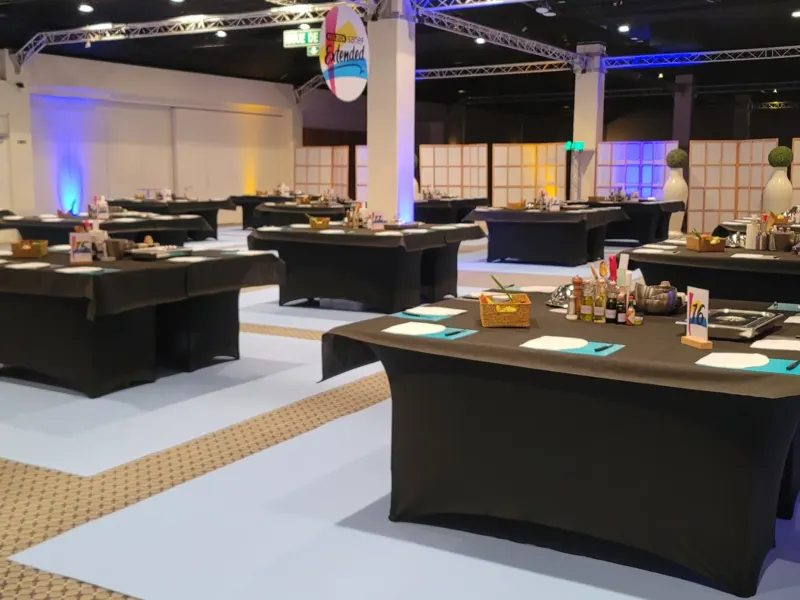Mise en place des tables pour un atelier culinaire avec denrées alimentaires