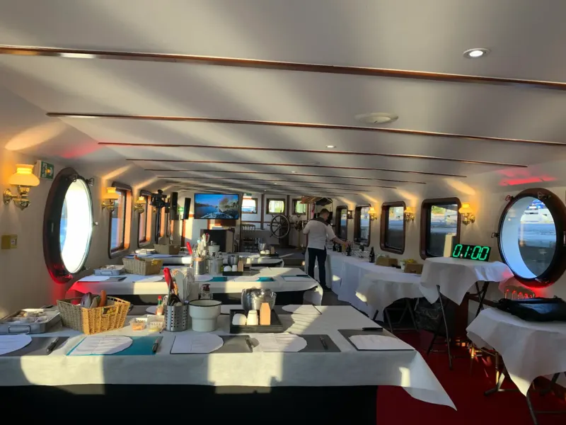 Salle d'atelier dressée sur une péniche, minuteur affichant une heure