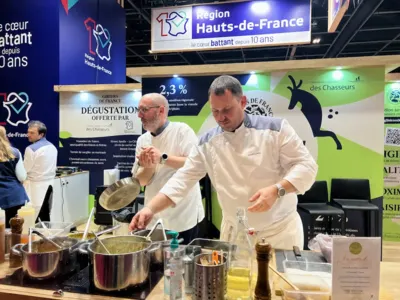 Chefs en action pendant une démonstration culinaire de marque
