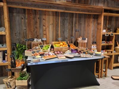 Étal de produits bruts étiquetés préparé pour un atelier culinaire
