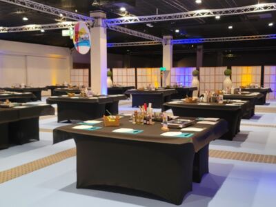 Salle événementielle équipée de postes de cuisine mobiles avant l'arrivée des participants