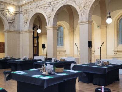 Postes de travail installés dans une salle de réception avant un Cooking Battle de grande capacité