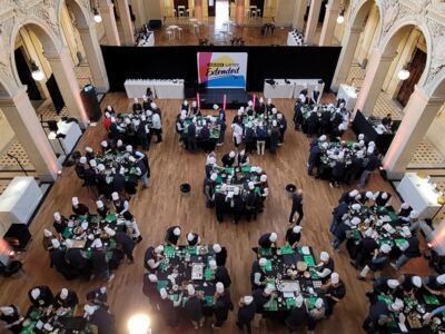 Vue plongeante sur une dizaine de brigades en toque pendant un Cooking Battle de grande capacité