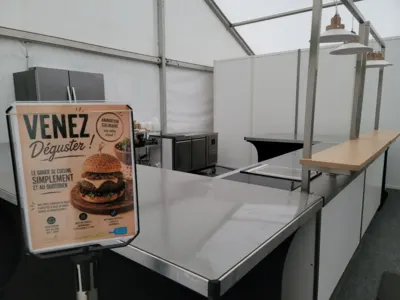 Mise en place de notre cuisine mobile occupant 20m² dans le stand des Chasseurs de la Marne à la Foire de Châlons 2026