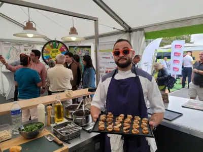 Notre Chef Jason avec un plateau de terrine de sanglier au ratafia champenois, miel local et noisettes, sur toast, prêts à être dégustés