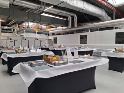 Paniers d'ingrédients et matériel installés sur les postes avant le challenge culinaire