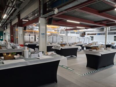 Postes de brigade dressés dans les locaux de Bio-Rad avant le début du Cooking Battle
