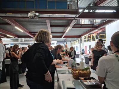 Échanges autour des postes de brigade pendant le Cooking Battle organisé sur un site Bio-Rad
