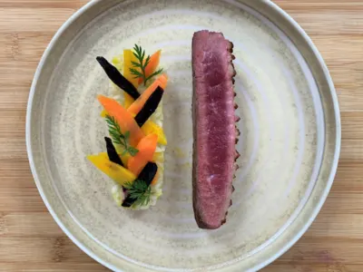 Magret de canard glacé au Banyuls, risotto de poireaux et carottes multicolores rôties