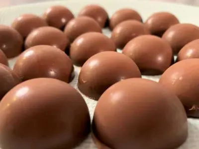 Les demi-sphère de chocolat au lait, caramel de beurre salé et cacahuètes réalisé pendant l'atelier
